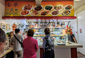 Quán ăn Singapore nhiều năm không tăng giá dù làm không đủ sống
