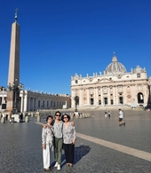 Du lịch Vatican, bác sĩ Việt nặng lòng trước những cảnh đời, chẩn bệnh cho người lạ