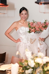 Hoa hậu Dương Mỹ Linh chuẩn bị lên xe hoa