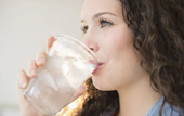Tác hại từ thói quen uống nhiều nước lạnh trong ngày nắng nóng