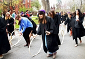 Những lễ tốt nghiệp độc lạ ở trường đại học Mỹ
