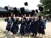 Đại học châu Á cải biên lễ phục tốt nghiệp phương Tây ra sao
