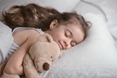 Trẻ ngủ ít hơn 9 giờ mỗi đêm có trí nhớ, trí thông minh và sức khỏe kém so với bạn cùng lứa ngủ đủ giấc
