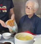 Mẹ 94 tuổi ở Trung Quốc là công cụ livestream, kiếm tiền cho con gái