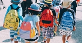 Trẻ em Nhật Bản có xu hướng đi bằng ngón chân khi lớn lên