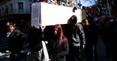 Công nhân Argentina tổ chức tang lễ để đòi tăng lương