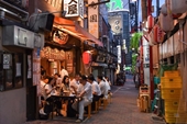 Kêu gọi người trẻ uống bia rượu nhiều hơn, cơ quan thuế của Nhật Bản bị chỉ trích dữ dội