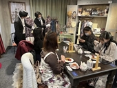 Phụ nữ chi tiền cho 10 phút mua sắm cùng trai đẹp ở Nhật Bản