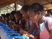 COVID-19 đã đẩy thêm 47 triệu trẻ em gái và phụ nữ vào tình trạng nghèo cùng cực