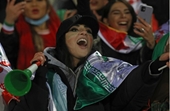 Phụ nữ Iran được phép vào sân xem bóng đá, không được ngồi gần nam giới