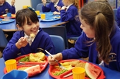 Những đứa trẻ ôm bụng đói đến trường ở Anh