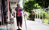Singapore Người cao tuổi nhọc nhằn trong bão giá