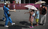 Nhật Bản phát dù che nắng cho trẻ em