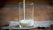 Lý do không nên uống nhiều hơn 3 ly sữa mỗi ngày