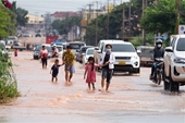 Người Việt tại Bắc Lào hỗ trợ người dân sở tại bị ảnh hưởng lũ lụt