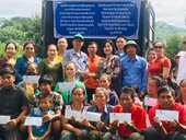 Tổng Lãnh sự quán Việt Nam tại Luông-pha-bang trao quà hỗ trợ đồng bào bị lũ lụt
