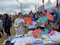Thanh niên, sinh viên Việt Nam tham dự Lễ hội Báo Nhân đạo tại Pháp