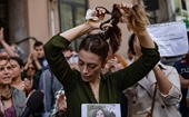 Phụ nữ Iran cắt tóc, đốt khăn trùm đầu đòi quyền phụ nữ
