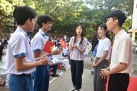 Học sinh hào hứng với giáo viên thực tập xinh đẹp xứ Hàn