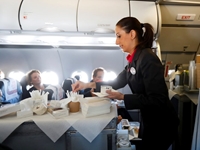 9 điều hành khách làm trên khoang gây khó chịu nhất cho tiếp viên hàng không