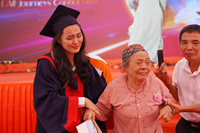 Cụ bà 83 tuổi vượt hơn 1 500 km đến dự lễ tốt nghiệp ĐH của cháu gái
