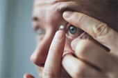 Tái sử dụng kính áp tròng có thể mắc bệnh nhiễm trùng nghiêm trọng