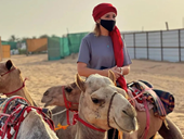Những cô gái chỉ được xuất hiện lúc nửa đêm trong trường dạy cưỡi lạc đà ở UAE