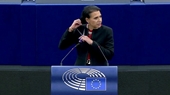 Nghị sĩ cắt tóc giữa Nghị viện châu Âu