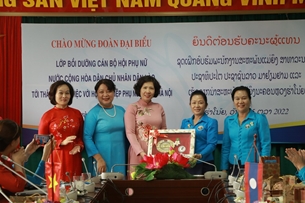 Hội LHPN Hà Nội và Hội LHPN Lào hợp tác, chia sẻ kinh nghiệm