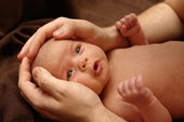 Cần xử trí thế nào khi trẻ sơ sinh bị nấc cụt