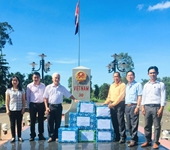 Tặng quà cho học sinh nghèo người Việt tại tỉnh Ratanakiri Campuchia