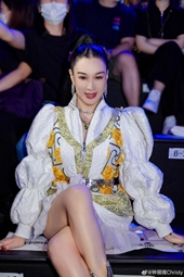 Nữ diễn viên gốc Việt Chung Lệ Đề biểu diễn ở sự kiện bình dân