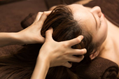 Thực hư cách massage da đầu giúp giảm rụng, kích thích tóc mọc