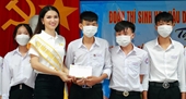 Ban tổ chức Hoa hậu Doanh nhân Việt Nam Quốc tế 2022 tặng 100 phần quà cho học sinh nghèo