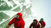 Những đóa hồng thép trên đỉnh Everest