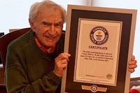 Bí quyết sống khoẻ của cụ ông 100 tuổi vẫn hành nghề bác sĩ, lập kỷ lục Guinness thế giới