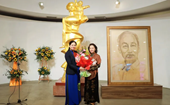 Nguyên Chủ tịch Quốc hội Nguyễn Thị Kim Ngân tặng tác phẩm “Chân dung Bác Hồ” cho Bảo tàng Phụ nữ Việt Nam