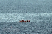 Hy Lạp cứu 75 người di cư trên một chiếc thuyền buồm