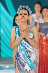 Tân Hoa hậu Biển đảo Việt Nam bật khóc trao lại vương miện sau đăng quang