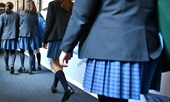 Nữ sinh ở Anh bất an khi đến trường