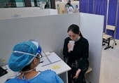 Trung Quốc Thượng Hải triển khai vaccine COVID-19 dạng hít qua miệng