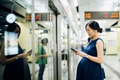 Tranh cãi việc nhường ghế ưu tiên cho phụ nữ mang thai ở Singapore