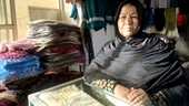 Phụ nữ Afghanistan mưu sinh trong khốn khó