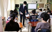 Khám sức khỏe bán khỏa thân gây xấu hổ trong các trường học Nhật Bản