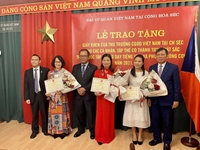 Trao giấy khen cho cá nhân, tập thể có thành tích xuất sắc trong học tập, giảng dạy tiếng Việt tại Séc