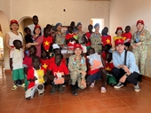 Bệnh viện dã chiến mũ nồi xanh Việt Nam tặng quà các trường học tại Nam Sudan
