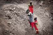 Những bé gái Ấn Độ mưu sinh bên mỏ than  Chúng cháu sợ hãi nhưng buộc phải chấp nhận rủi ro