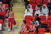 Nữ người mẫu gây tranh cãi vì mặc bikini đến xem World Cup