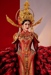 Trang phục truyền thống rực rỡ của á hậu Phương Anh mang dự thi Hoa hậu Quốc tế
