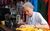 Cụ bà tóc bạc trắng hơn 70 năm may áo dài ở phố cổ Hà Nội